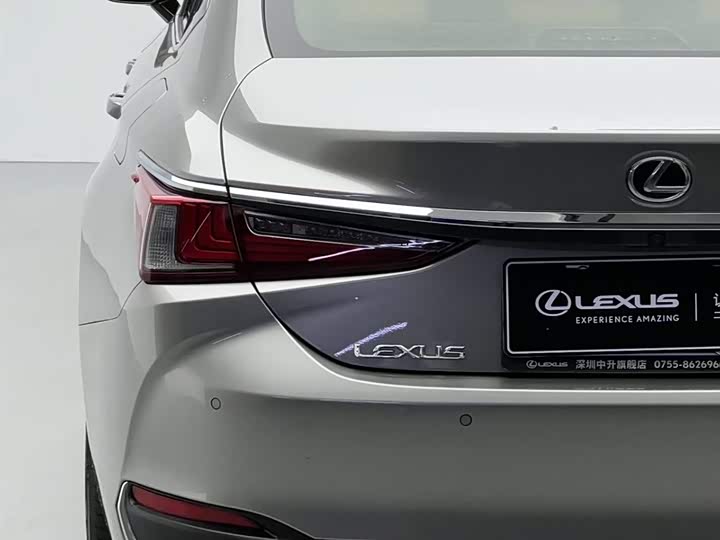 Фото 13 - Lexus ES