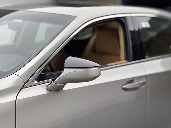 Фото 14 - Lexus ES