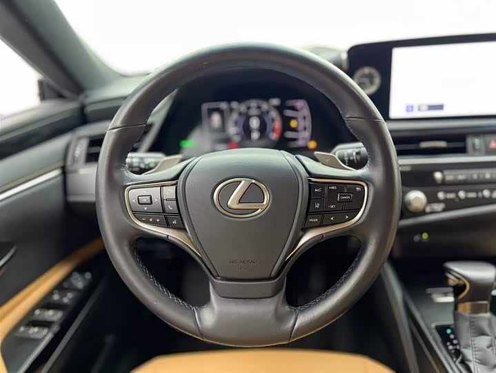 Фото 5 - Lexus ES