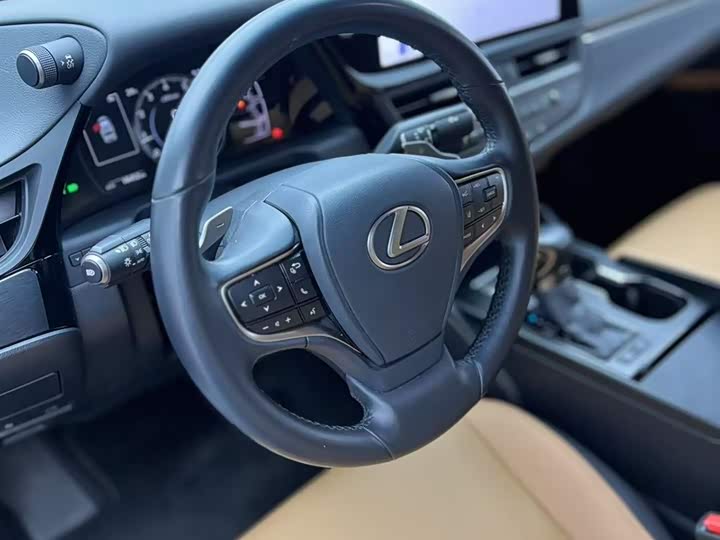 Фото 8 - Lexus ES