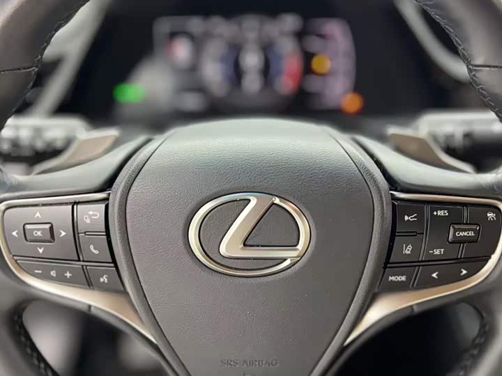 Фото 9 - Lexus ES