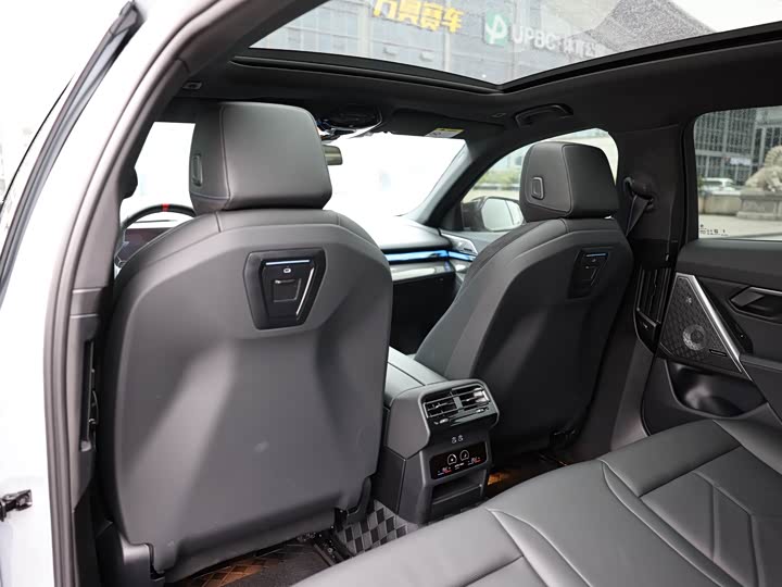 Фото 12 - BMW i5