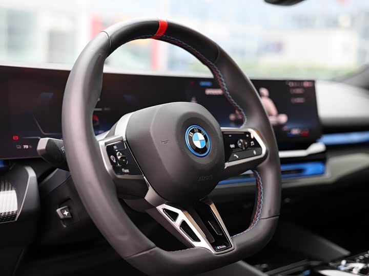 Фото 15 - BMW i5