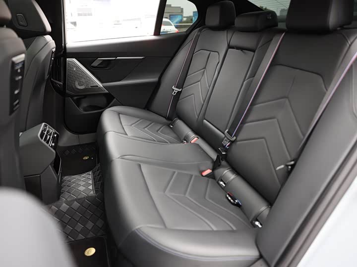 Фото 17 - BMW i5