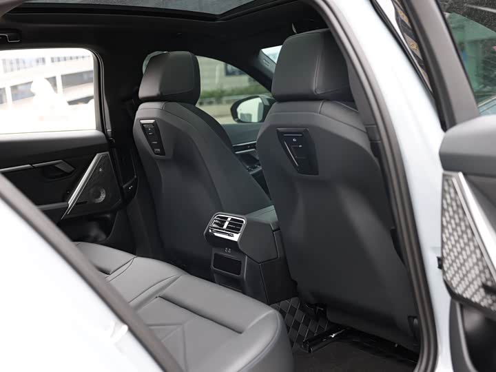 Фото 18 - BMW i5