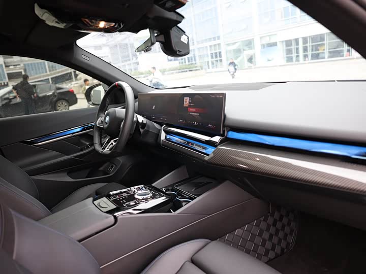 Фото 21 - BMW i5