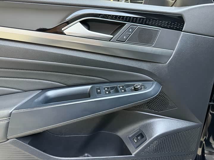 Фото 14 - Volkswagen Passat