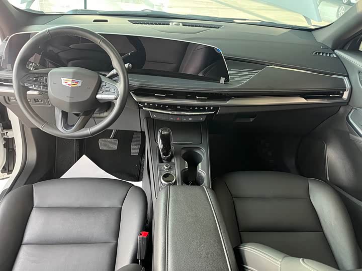 Фото 14 - Cadillac XT4