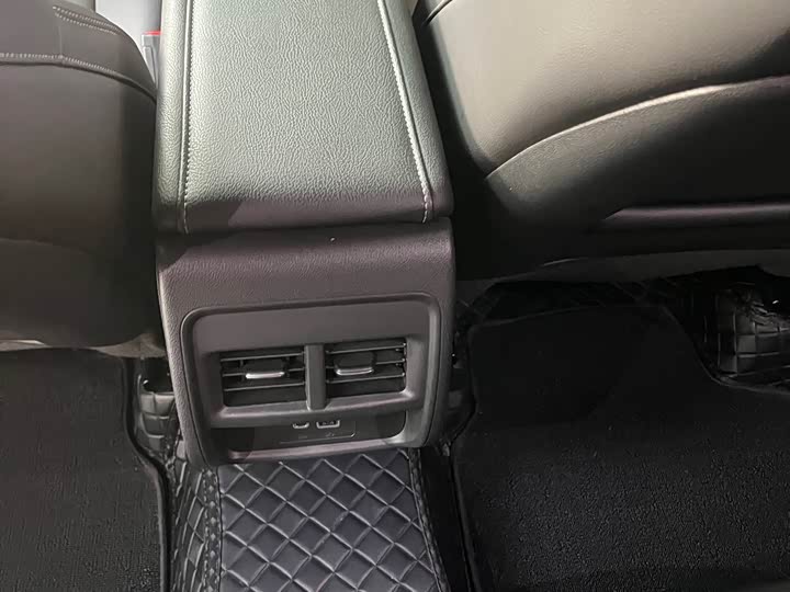 Фото 16 - Cadillac XT4