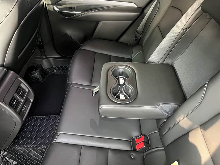 Фото 17 - Cadillac XT4