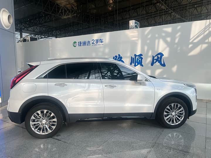 Фото 8 - Cadillac XT4