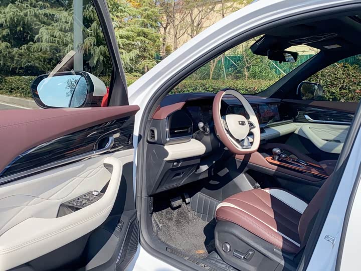 Фото 10 - Geely Monjaro