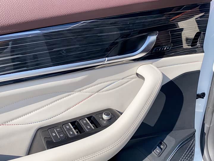 Фото 11 - Geely Monjaro