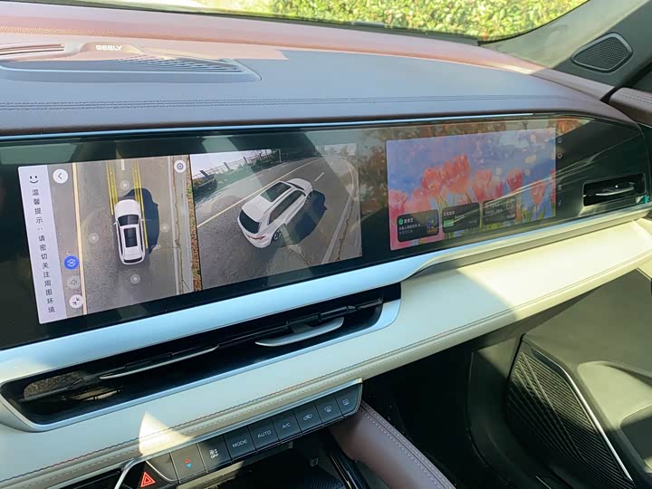 Фото 13 - Geely Monjaro