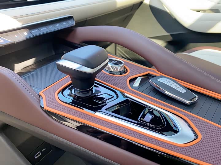 Фото 15 - Geely Monjaro