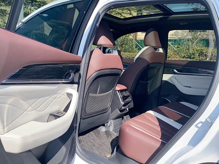 Фото 16 - Geely Monjaro