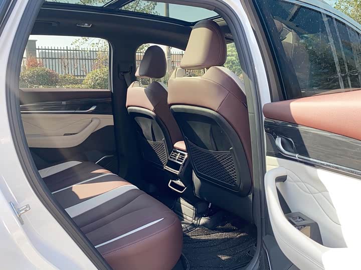 Фото 25 - Geely Monjaro