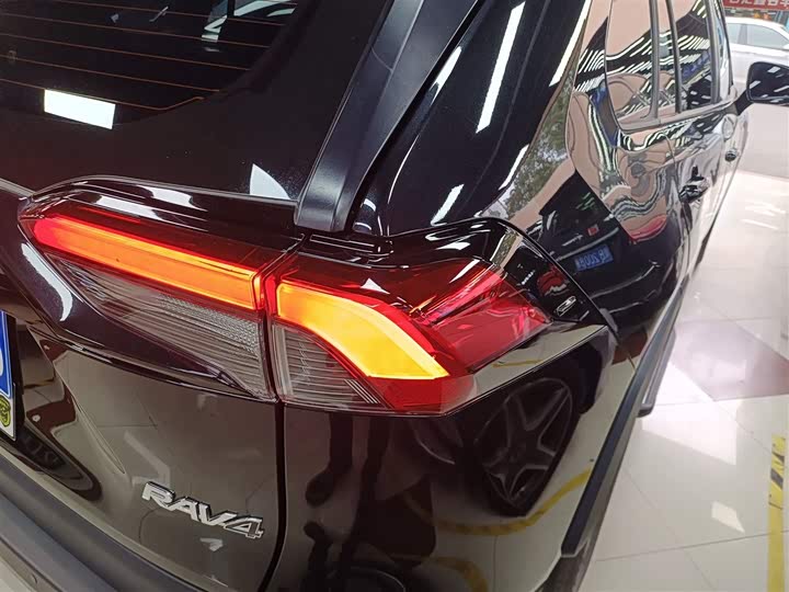Photo 8 - Toyota RAV4