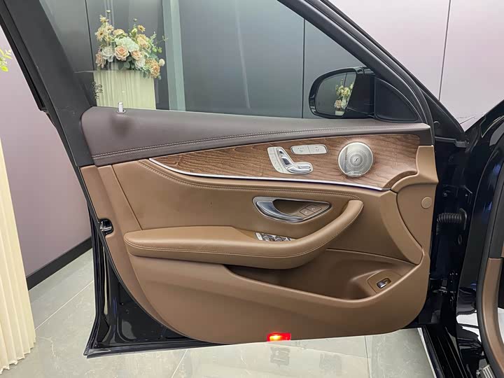 Фото 10 - Mercedes-Benz E-Class