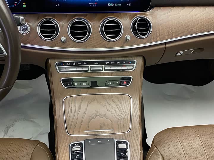 Фото 13 - Mercedes-Benz E-Class