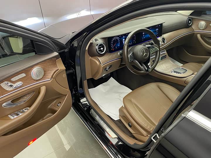 Фото 4 - Mercedes-Benz E-Class