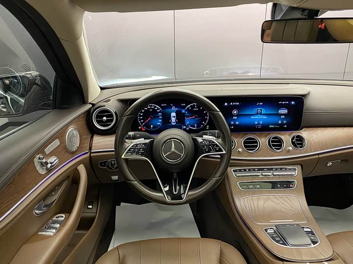 Фото 5 - Mercedes-Benz E-Class