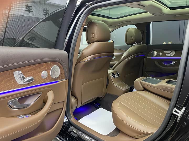 Фото 7 - Mercedes-Benz E-Class