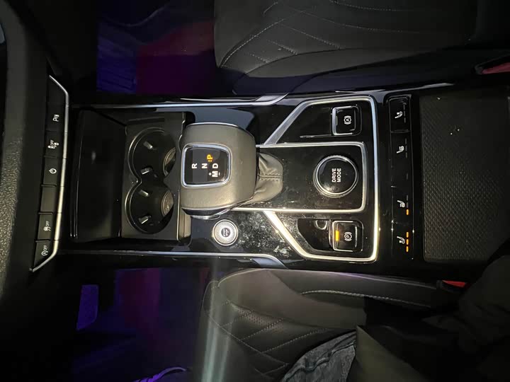 Фото 16 - Hongqi HS5