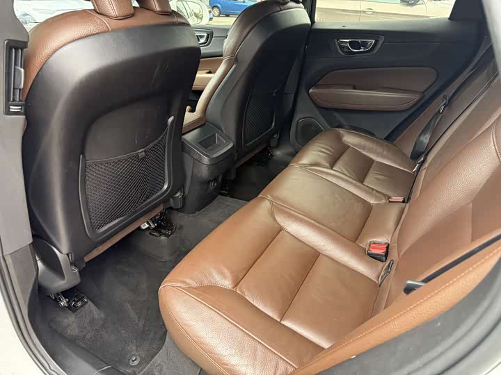 Фото 8 - Volvo XC60