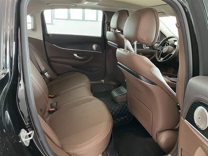 Фото 10 - Mercedes-Benz E-Class