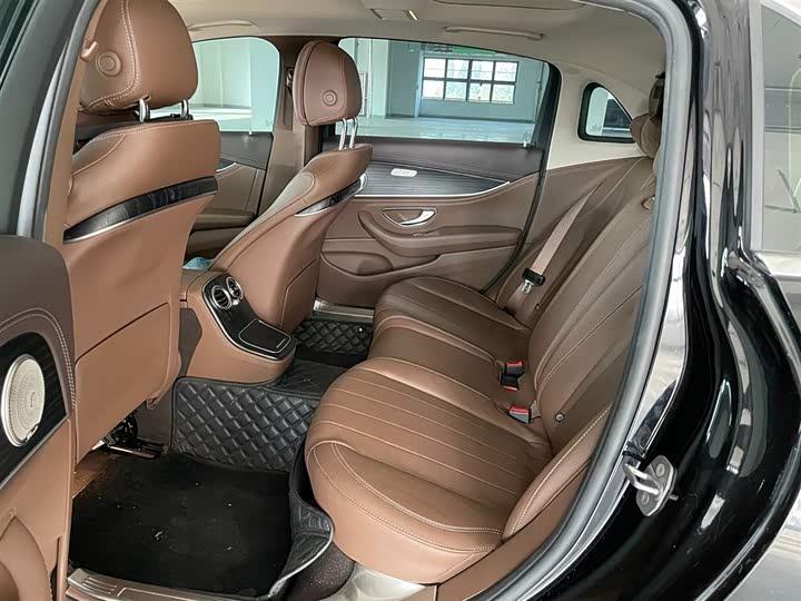 Фото 9 - Mercedes-Benz E-Class