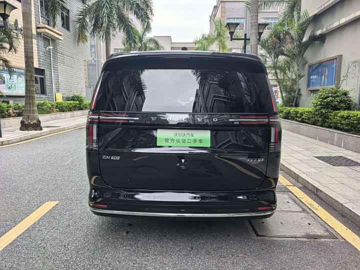 Фото 10 - Volvo EM90