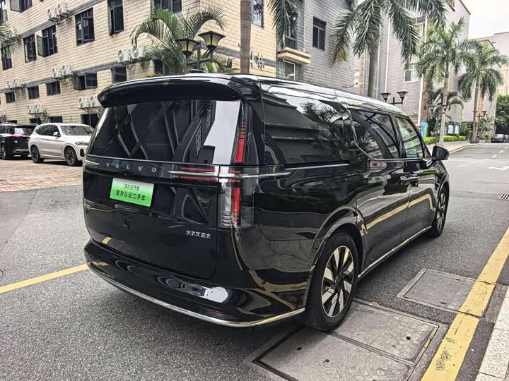 Фото 11 - Volvo EM90