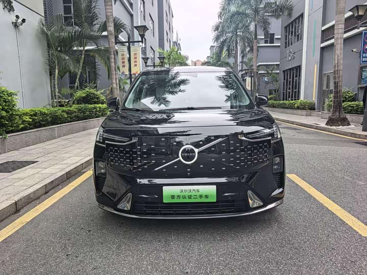 Фото 2 - Volvo EM90