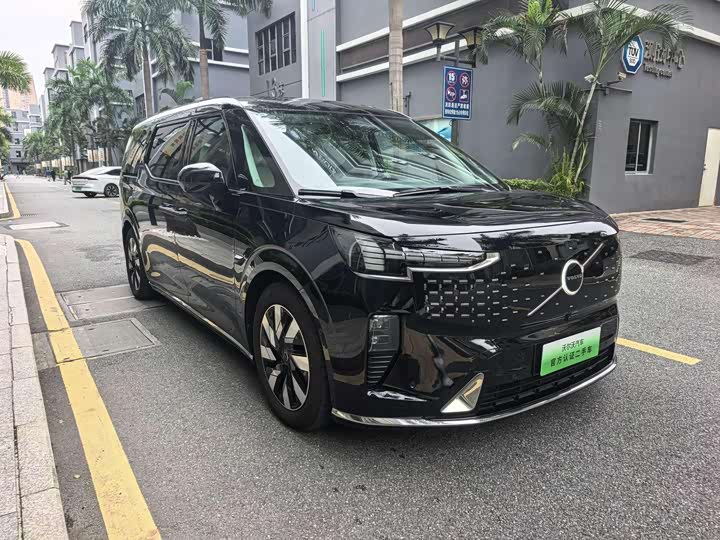 Фото 3 - Volvo EM90