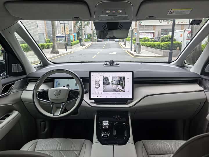 Фото 4 - Volvo EM90