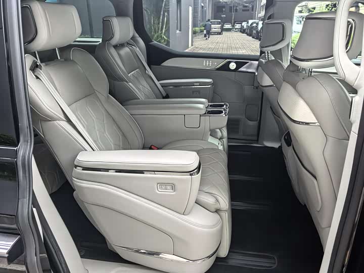 Фото 5 - Volvo EM90