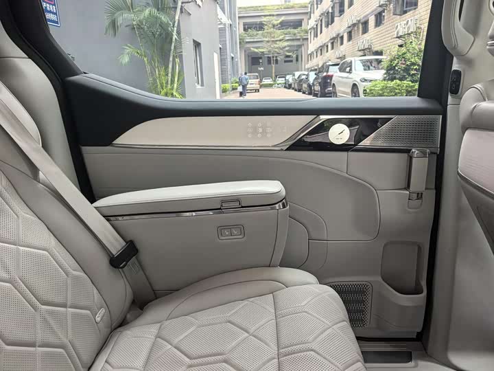 Фото 6 - Volvo EM90