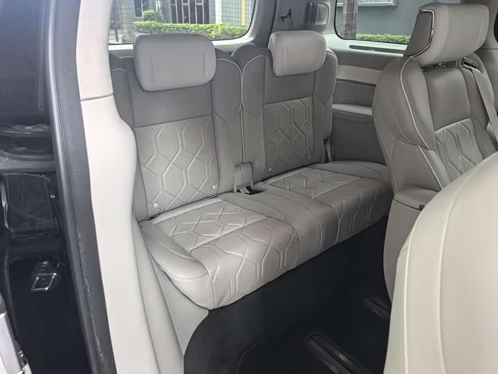 Фото 7 - Volvo EM90