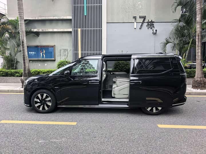 Фото 8 - Volvo EM90