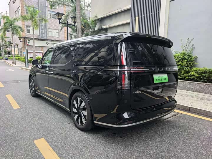 Фото 9 - Volvo EM90