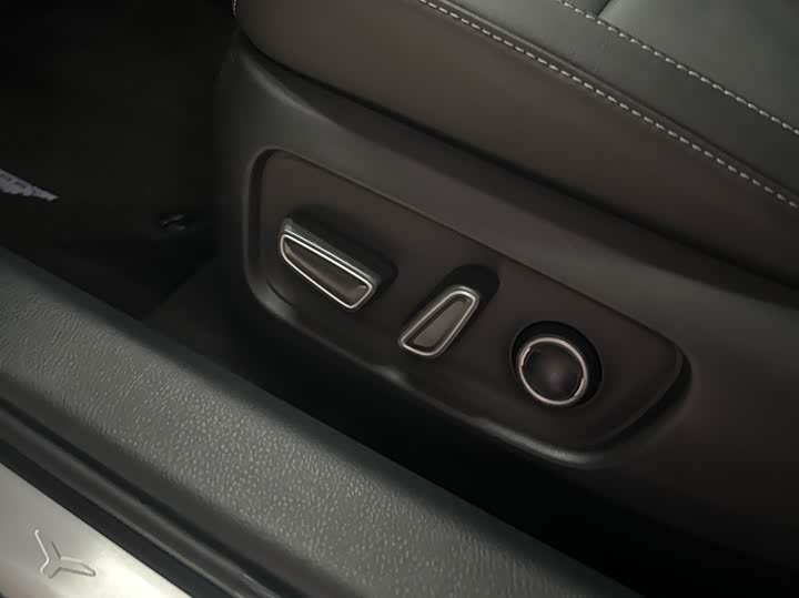 Фото 12 - Toyota Camry