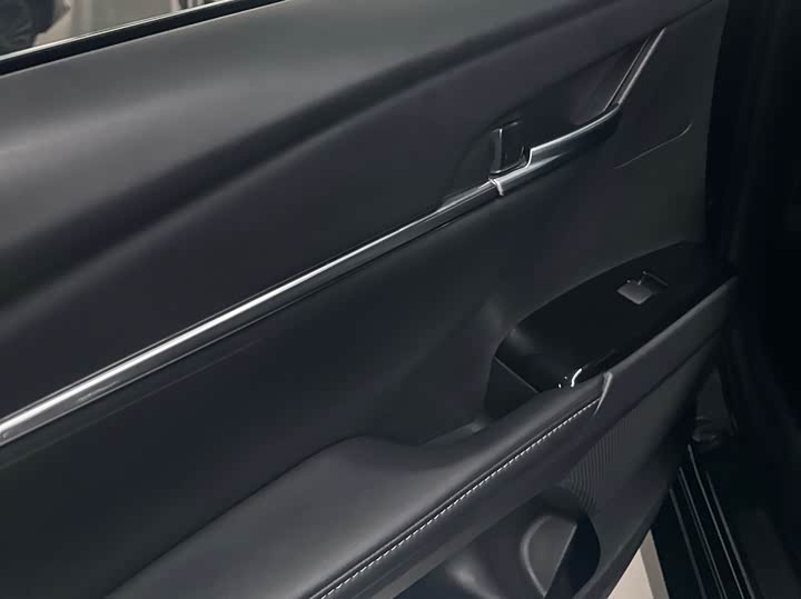 Фото 14 - Toyota Camry