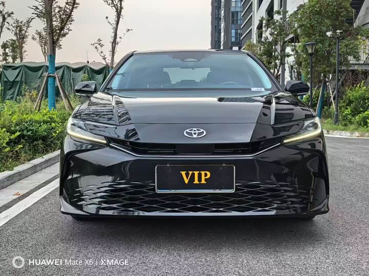 Фото 2 - Toyota Camry