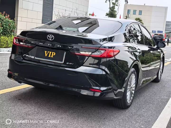 Фото 5 - Toyota Camry