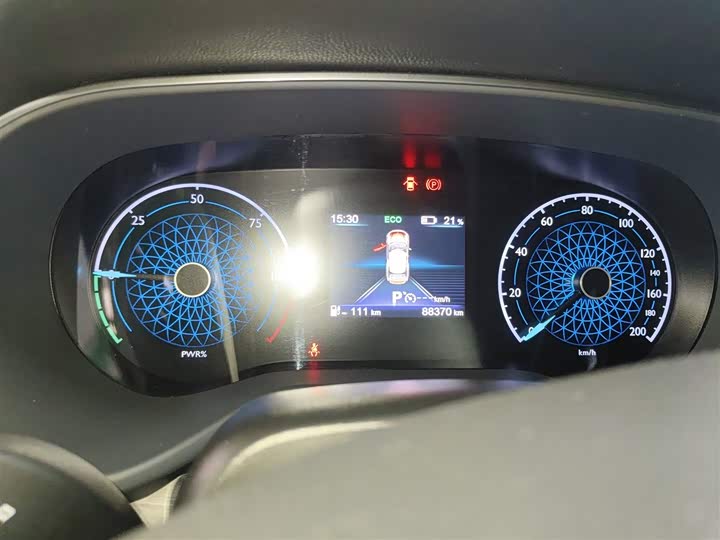 Фото 12 - Hongqi E-QM5