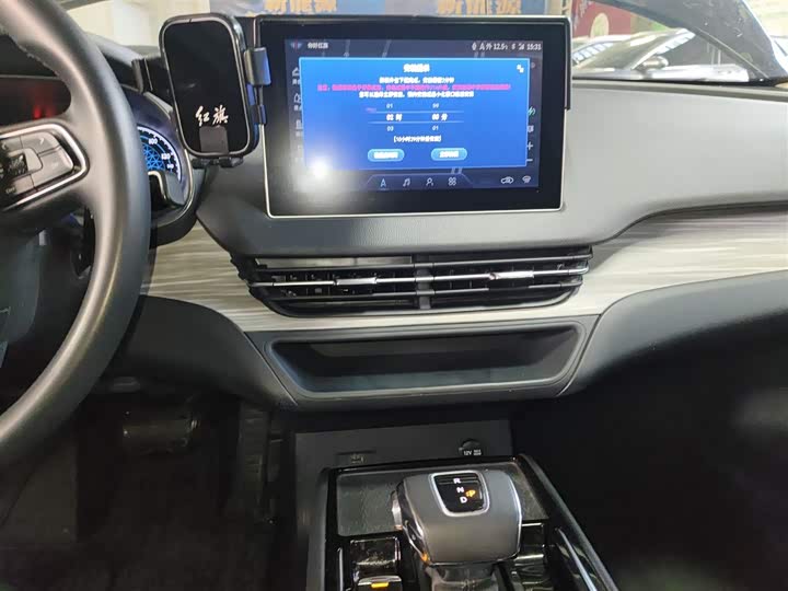 Фото 13 - Hongqi E-QM5