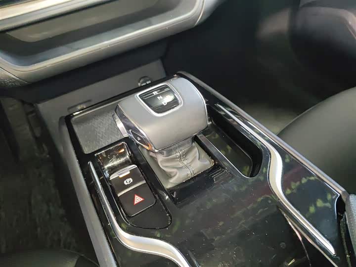 Фото 14 - Hongqi E-QM5