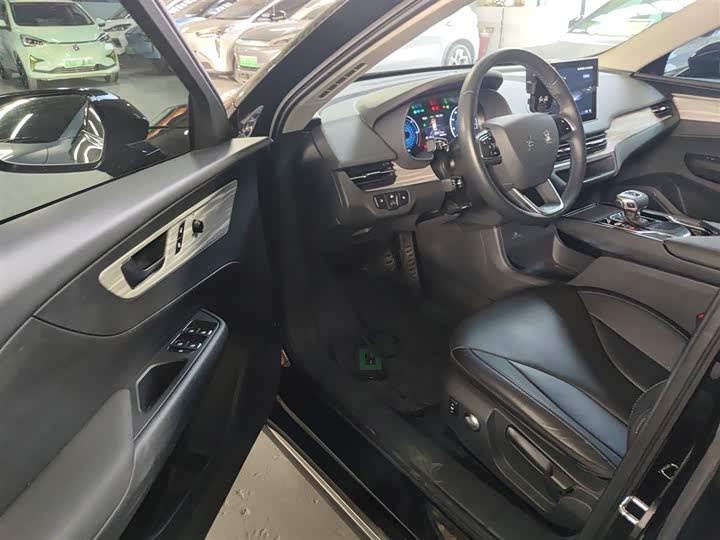 Фото 16 - Hongqi E-QM5