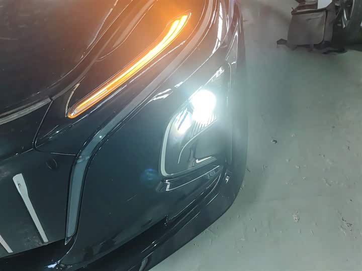 Фото 24 - Hongqi E-QM5